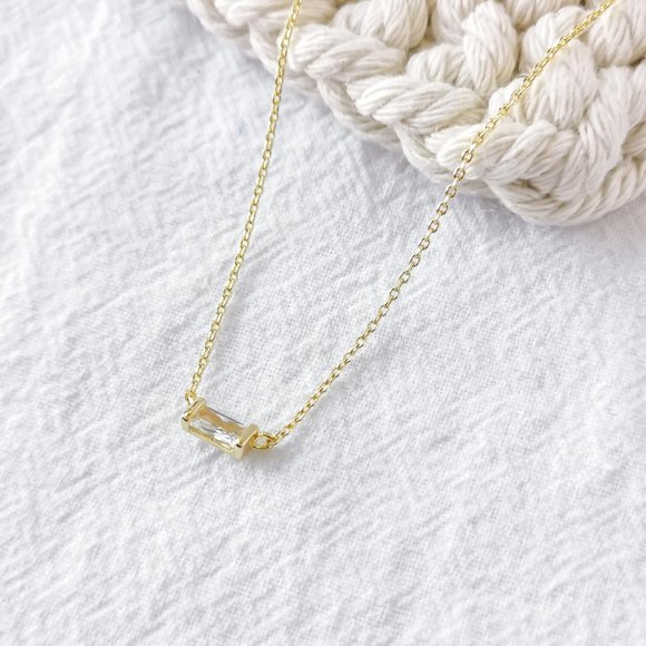 Authentic Kendra Scott Juliette - Gold White Crystal Pendant Necklace - Picture 2 of 3